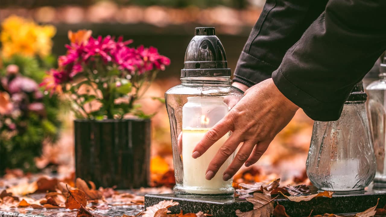 Die Trauertage im November Grablaterne im Herbst