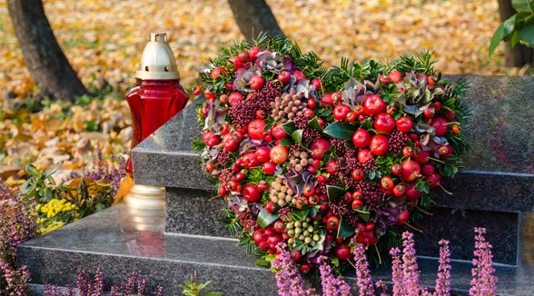 Foto einer Bestattung mit einem Blumenkranz in Herzform