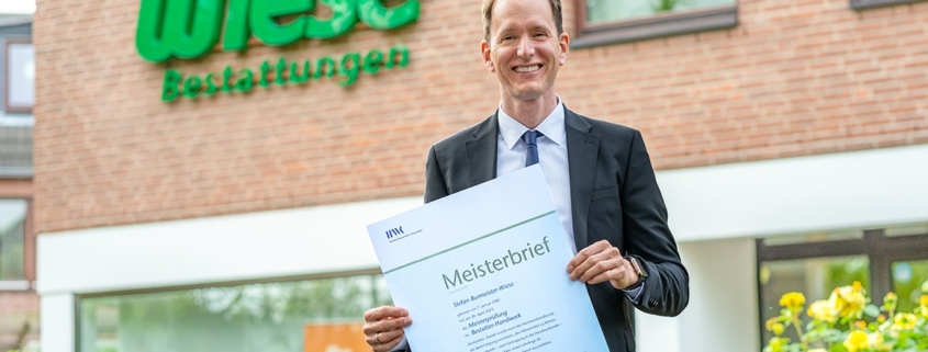 Geschäftsführer Stefan Burmeister-Wiese mit dem Meisterbrief