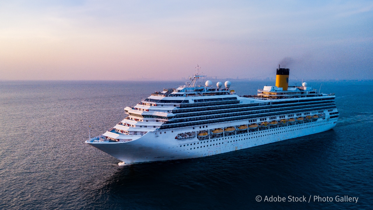 Kreuzfahrtschiff auf dem Meer