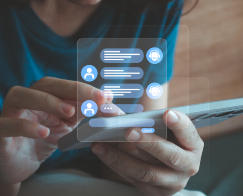 Eine Frau nutzt einen Chatbot als Trauerbegleitung